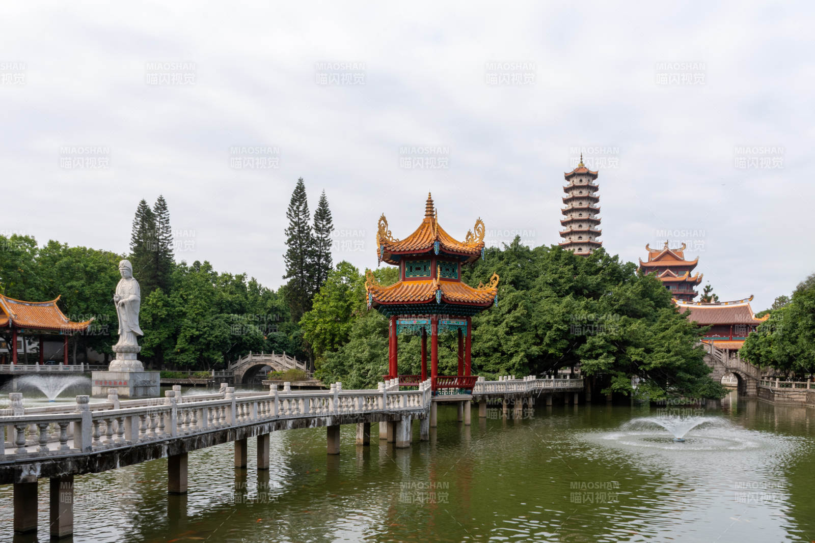 福州西禅寺湖畔古塔映绿树图片