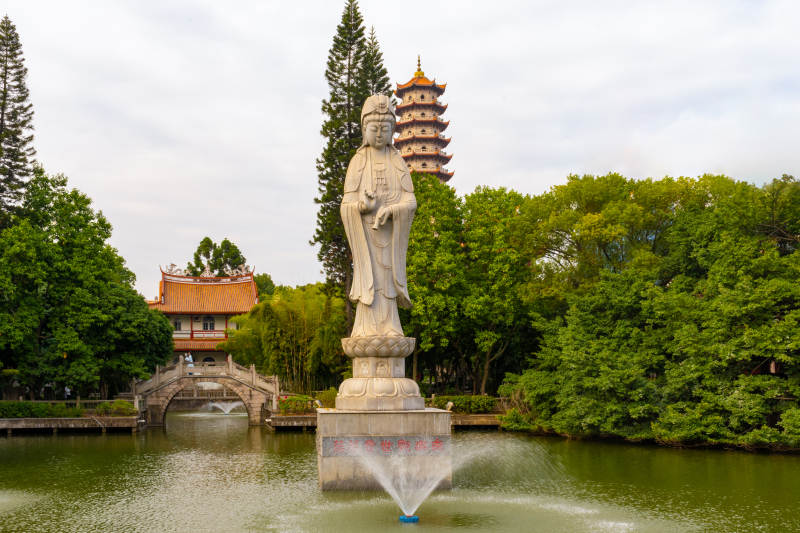 福州西禅寺湖心观音像与绿树相映图片
