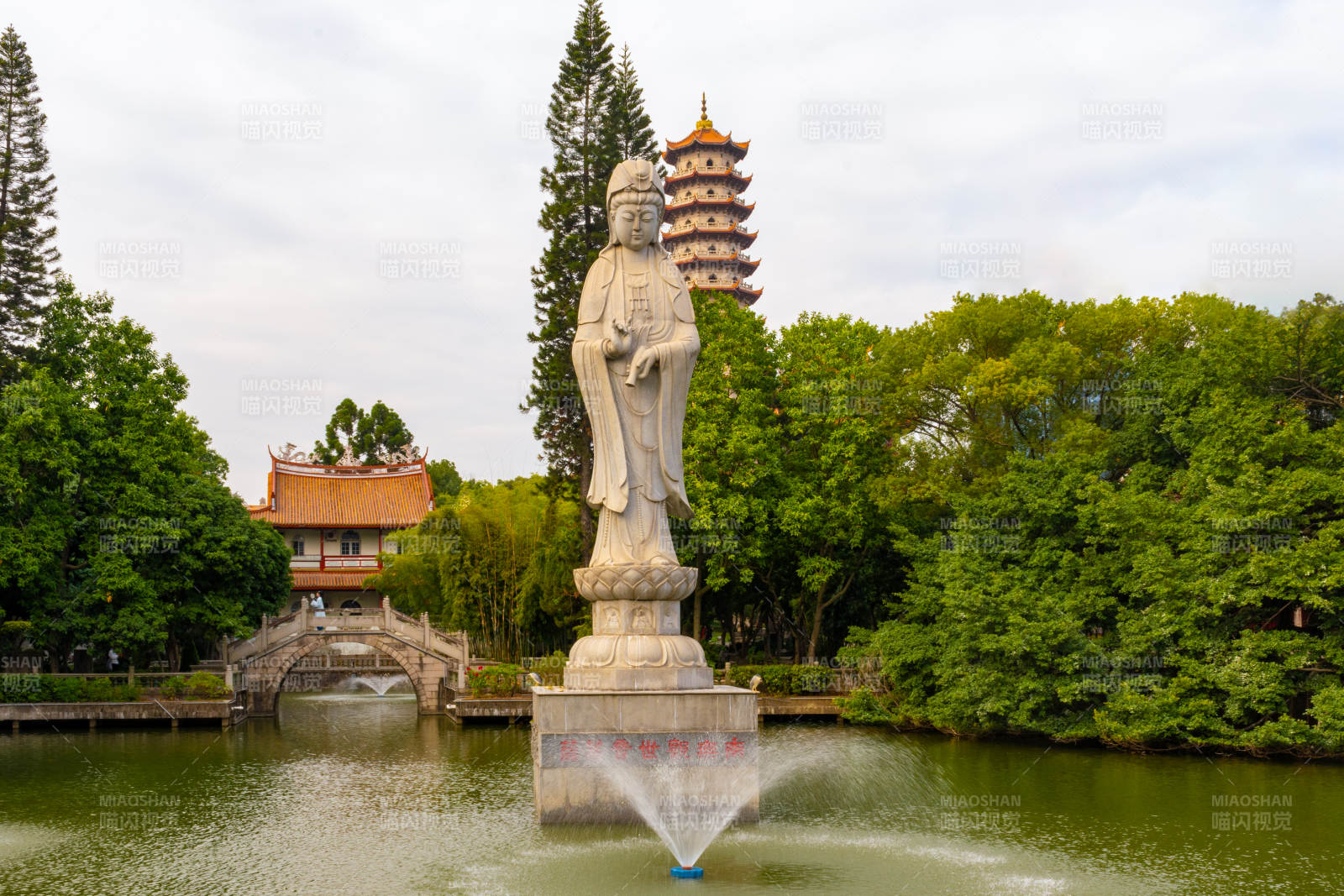福州西禅寺湖心观音像与绿树相映图片