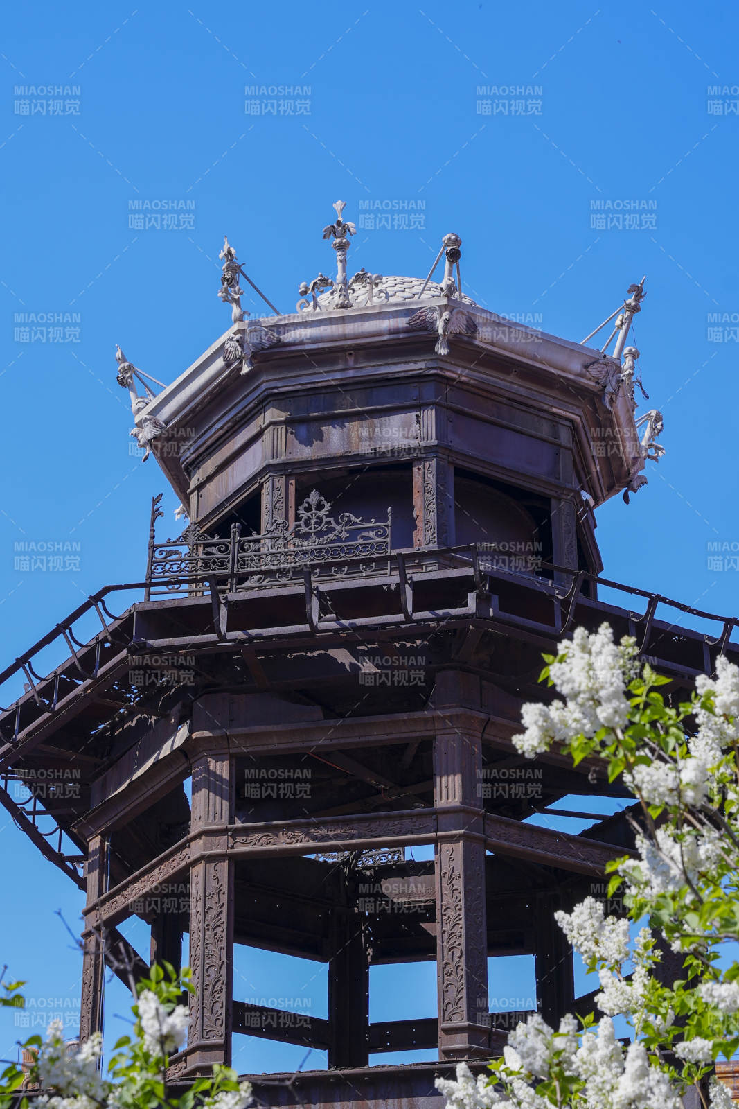 古塔花影映蓝天图片