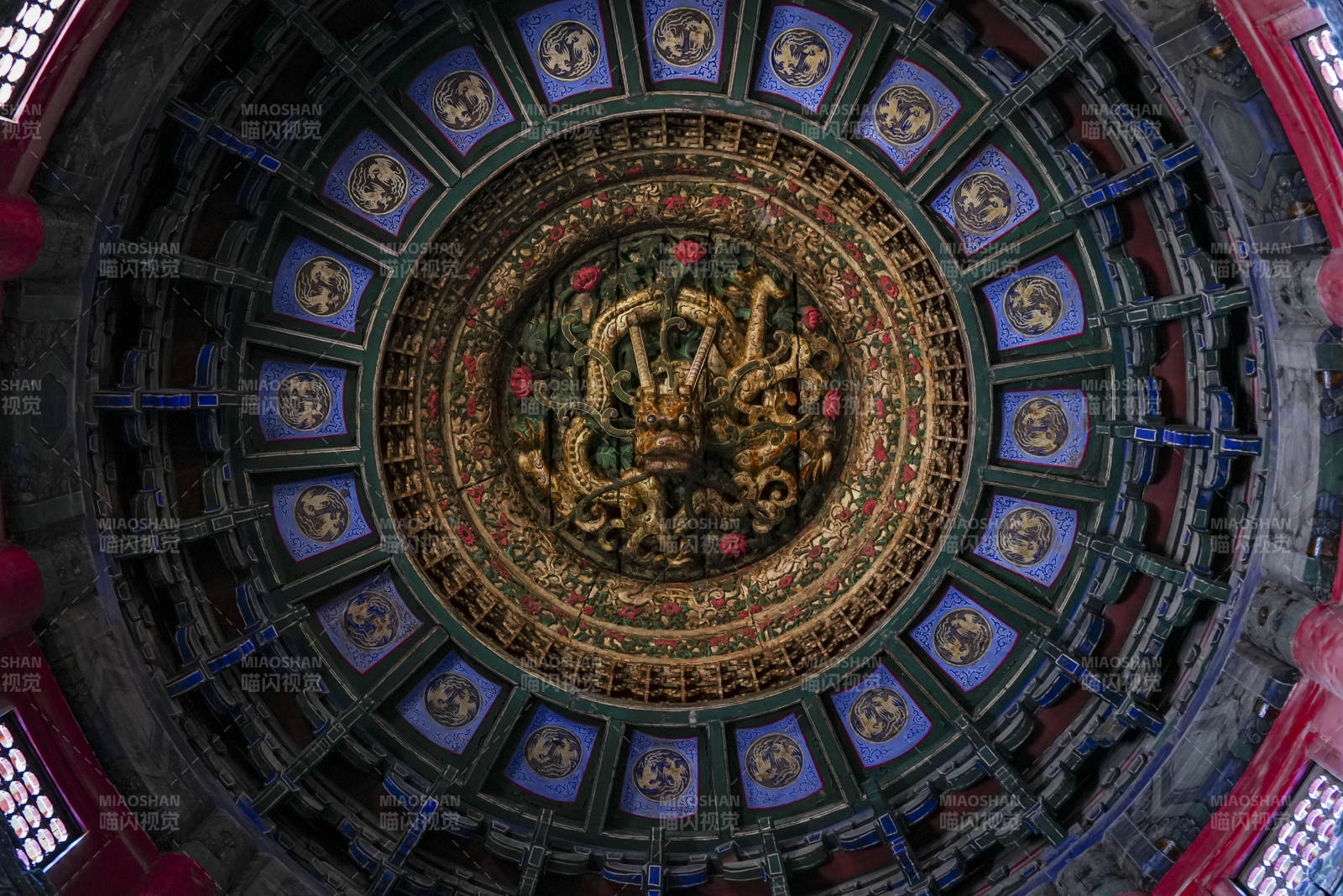 古建筑穹顶龙纹装饰图片