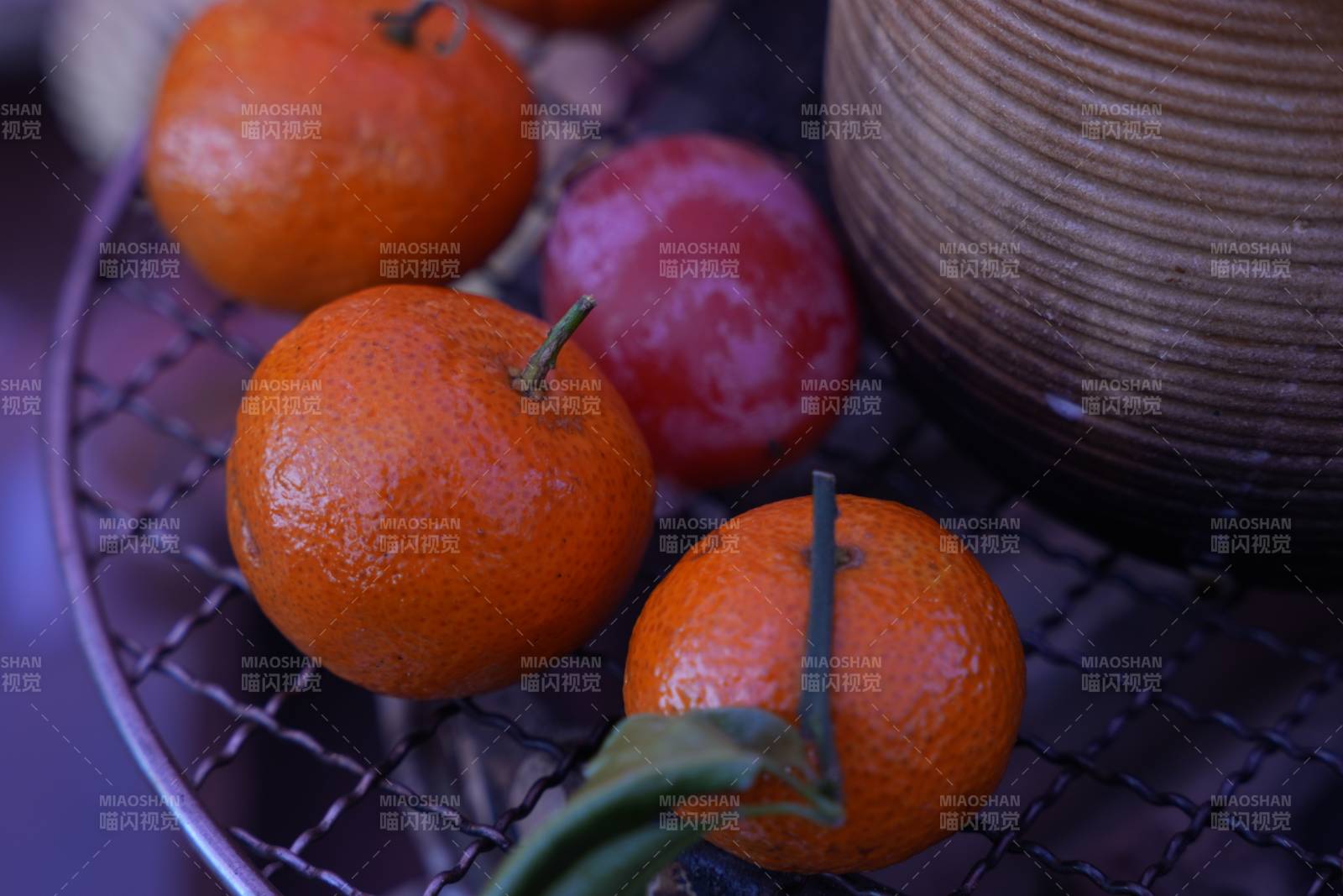 橙子与柿子的静谧时光图片