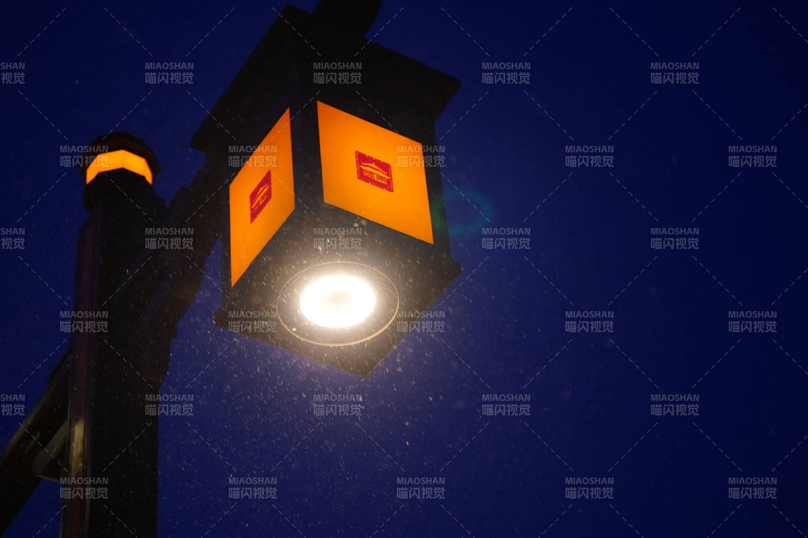 夜幕下的温暖街灯图片