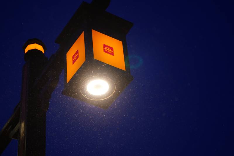 夜幕下的温暖街灯图片