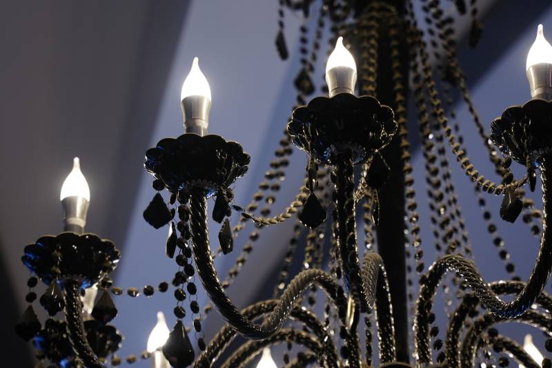 华丽黑金色吊灯特写图片