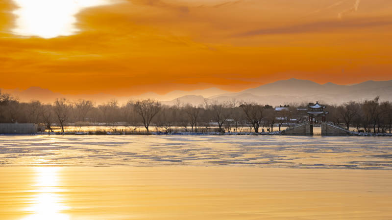 冬日湖畔夕阳美景图片