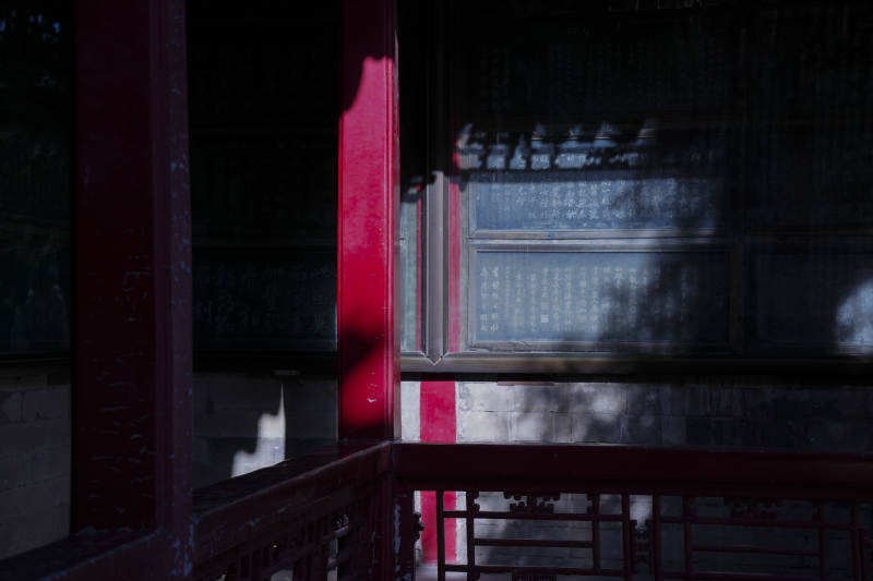 光影交错的古建筑一角图片