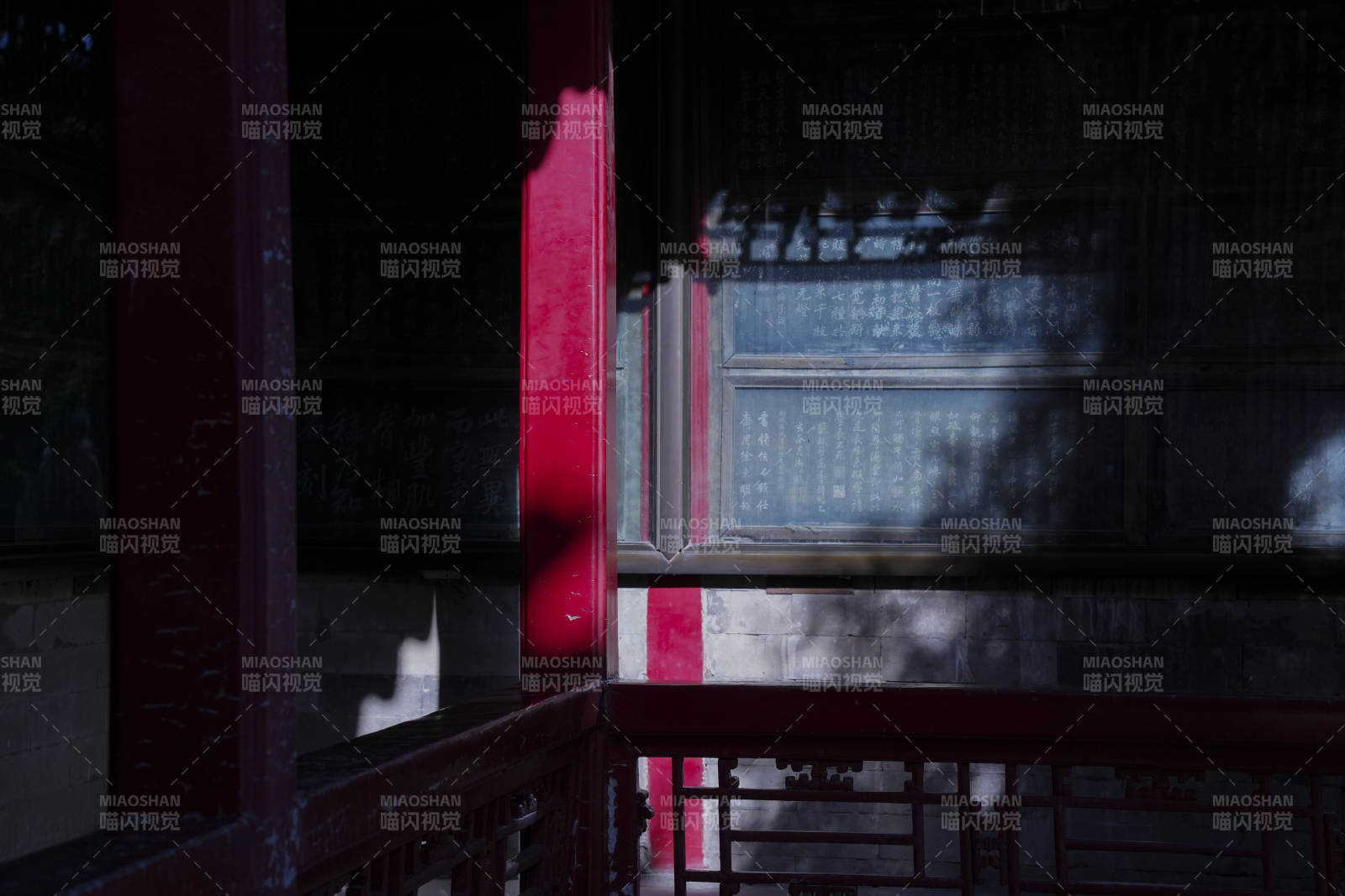 光影交错的古建筑一角图片