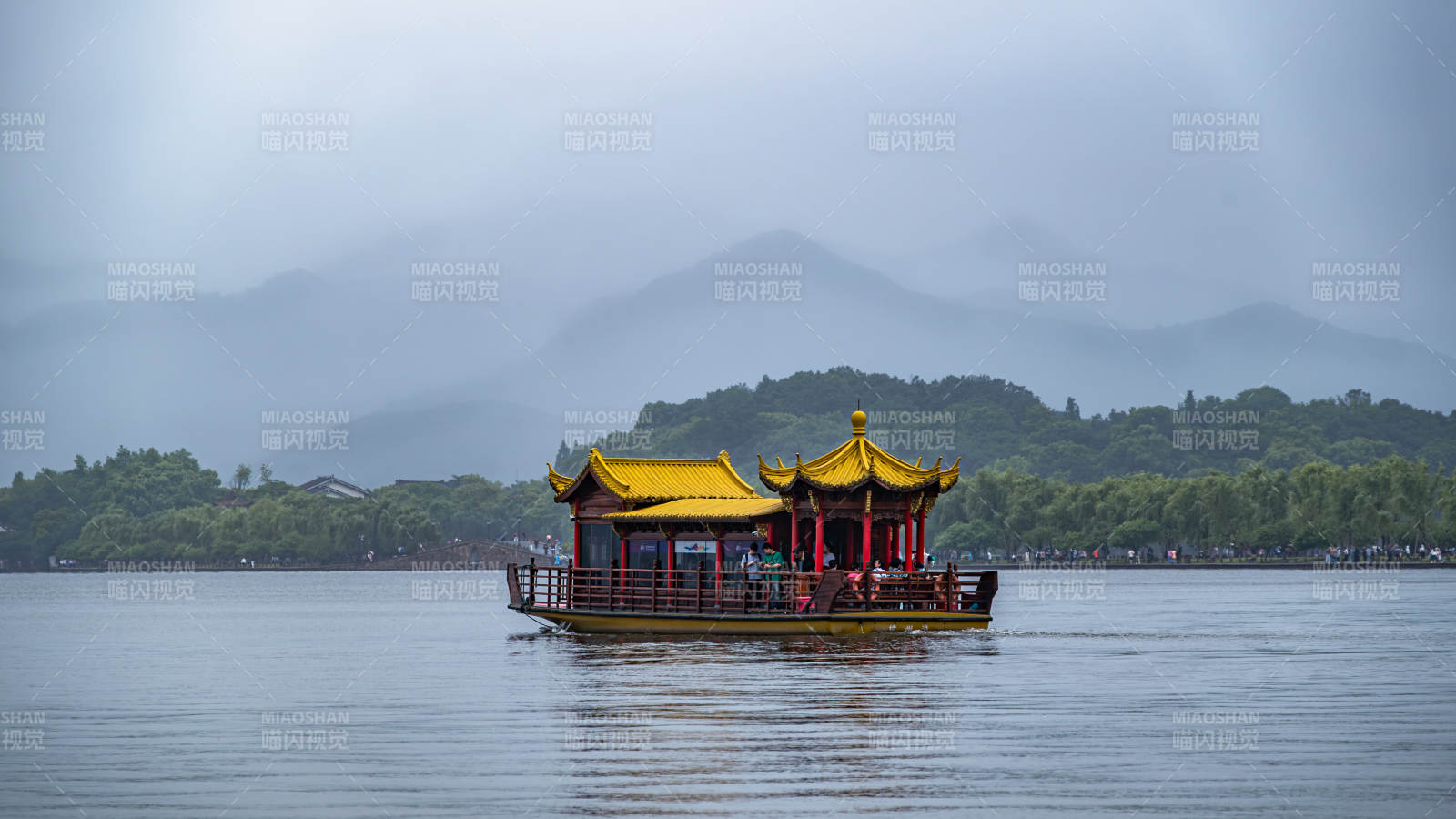 西湖游船 山水朦胧图片