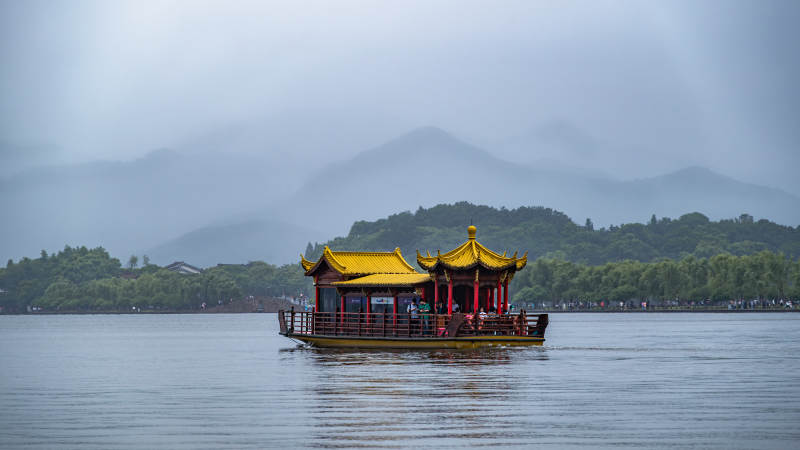 西湖游船 山水朦胧图片