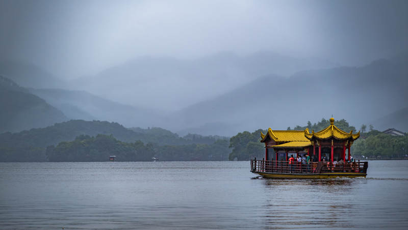 西湖烟雨 画舫游湖图片