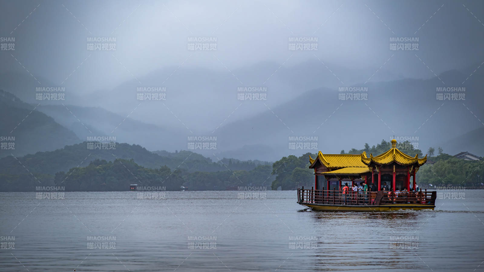 西湖烟雨 画舫游湖图片
