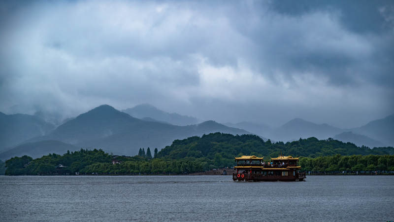 西湖烟雨 游船悠悠图片