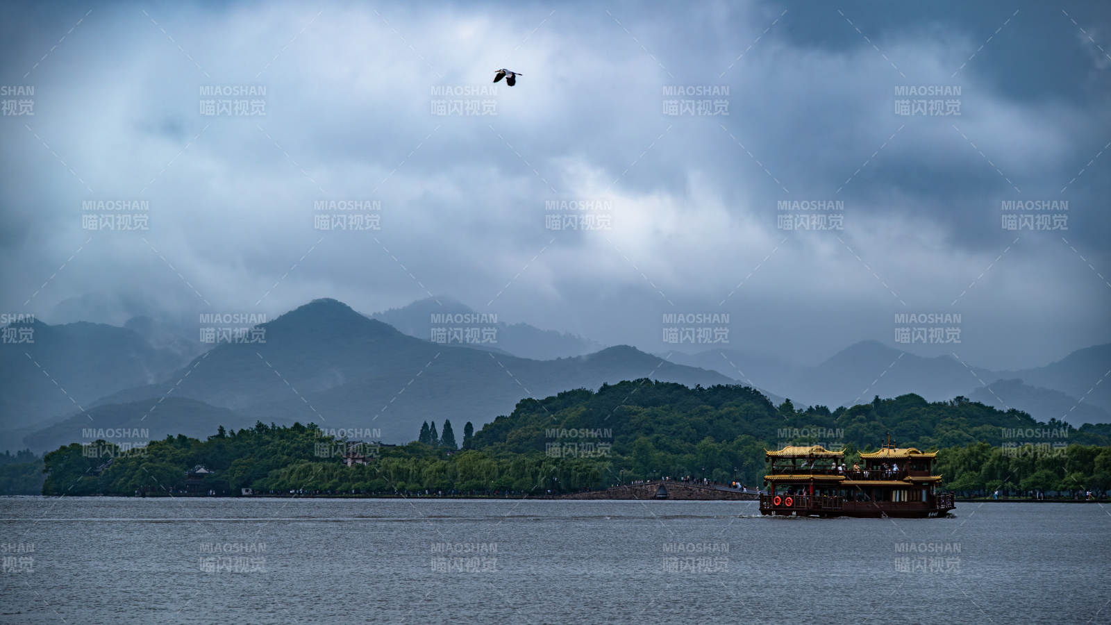 西湖雨景 游船悠然图片