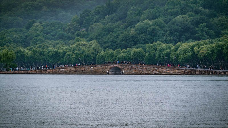 湖畔石桥 绿树成荫图片