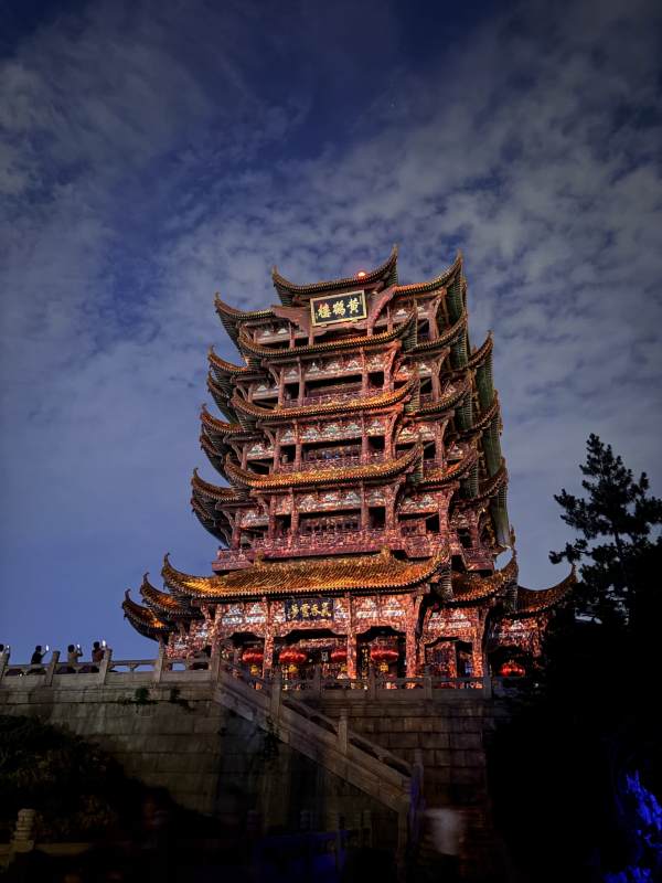 夜色中的古塔辉煌璀璨图片