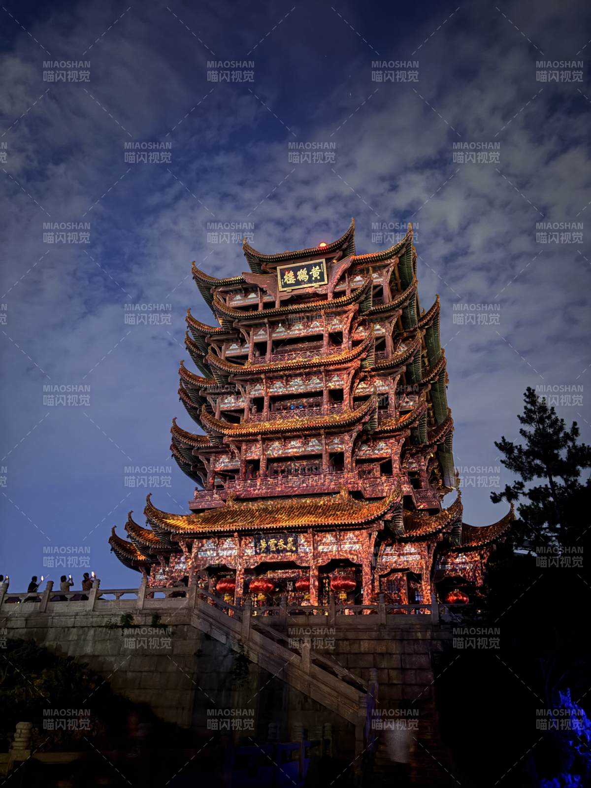 夜色中的古塔辉煌璀璨图片