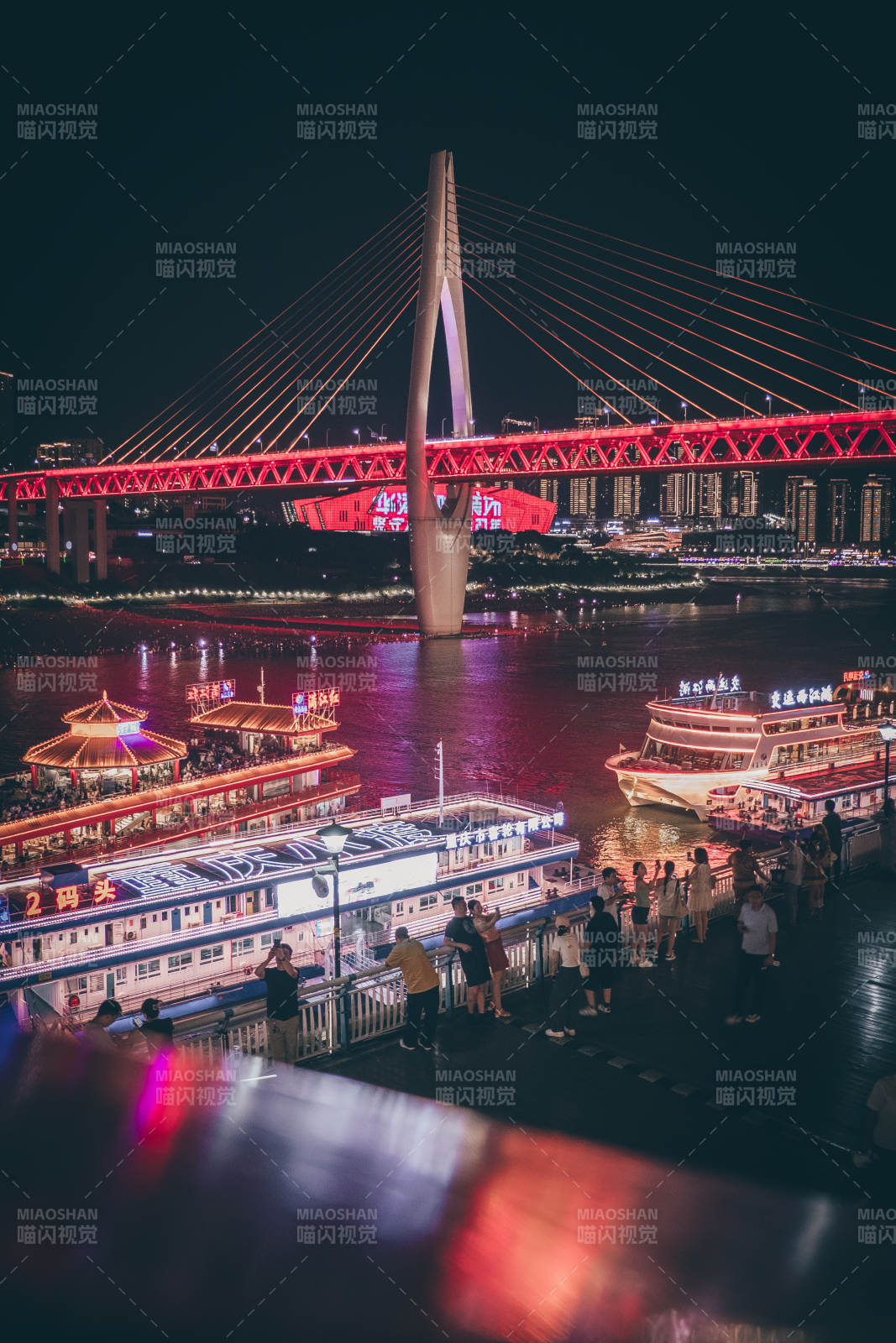 夜景桥畔 灯火辉煌图片