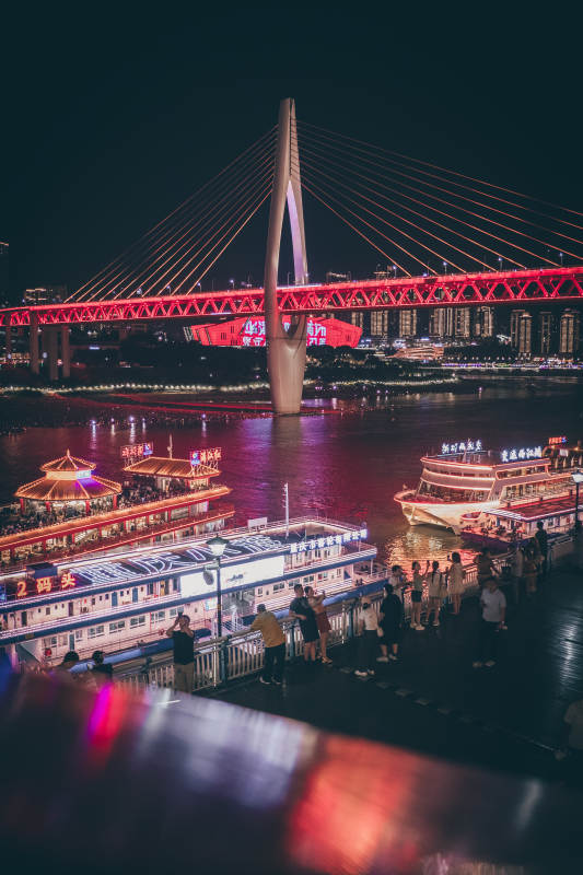 夜景桥畔 灯火辉煌图片