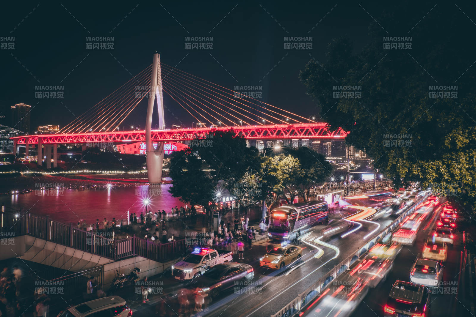 夜景桥下车流如织图片