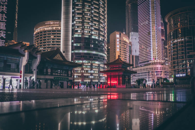 夜景中的现代与传统交融图片