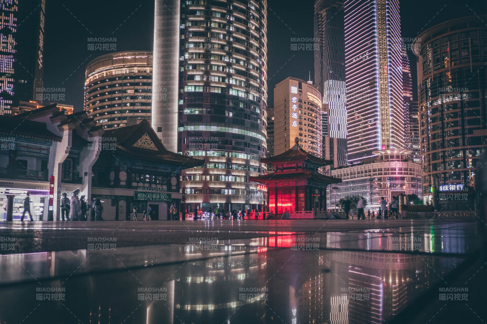 夜景中的现代与传统交融图片