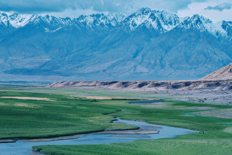 帕米尔高原雪山下的绿洲与河流图片
