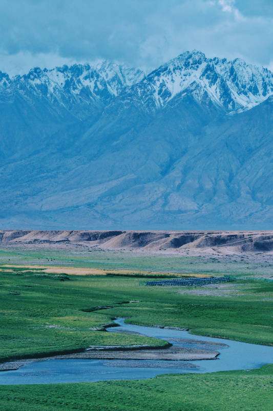 帕米尔高原雪山草原溪流美景图片