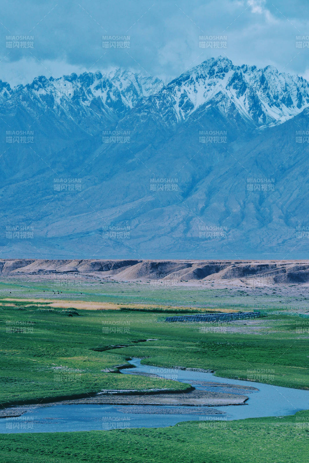 帕米尔高原雪山草原溪流美景图片