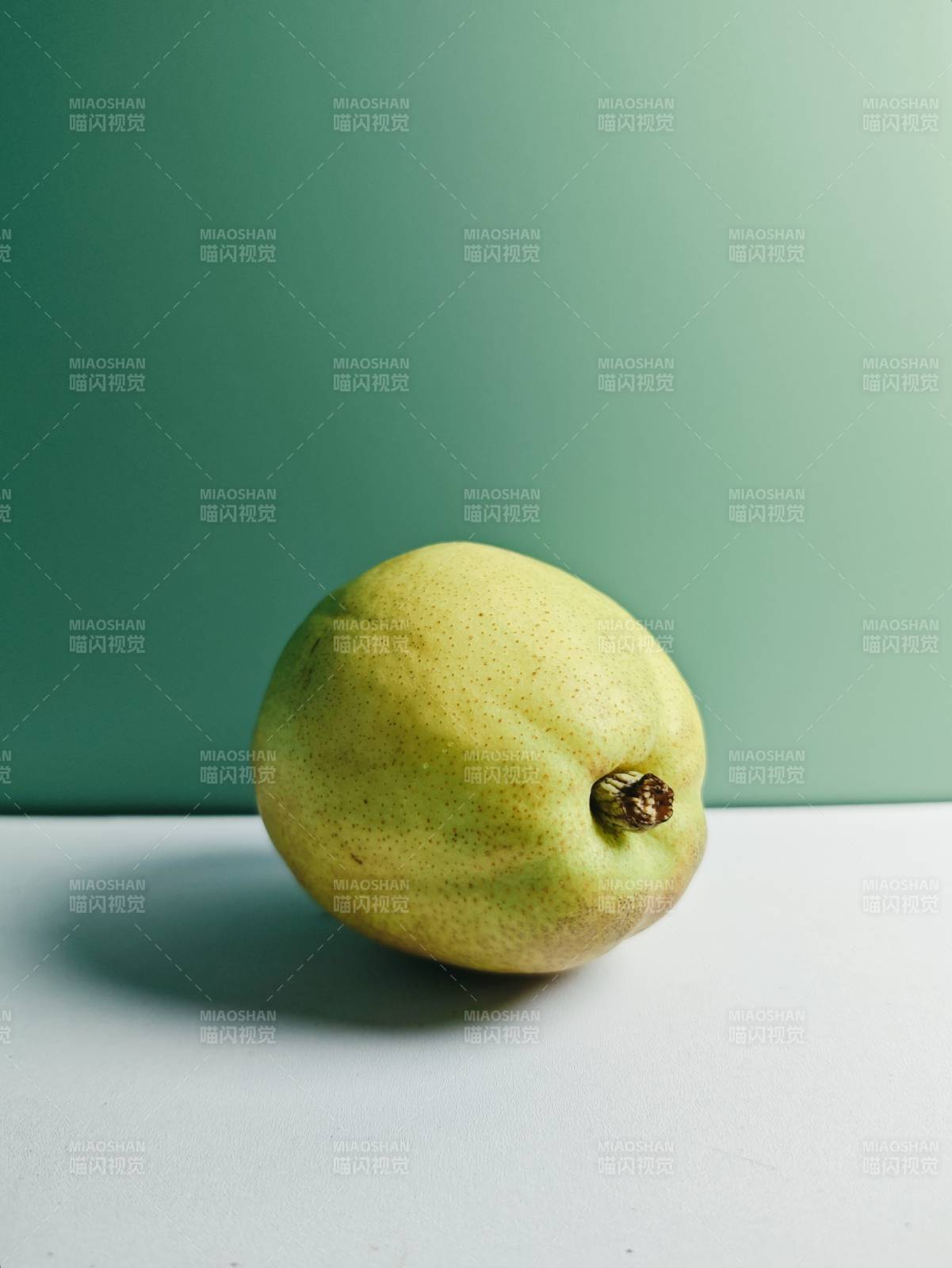 绿色背景下的梨子图片