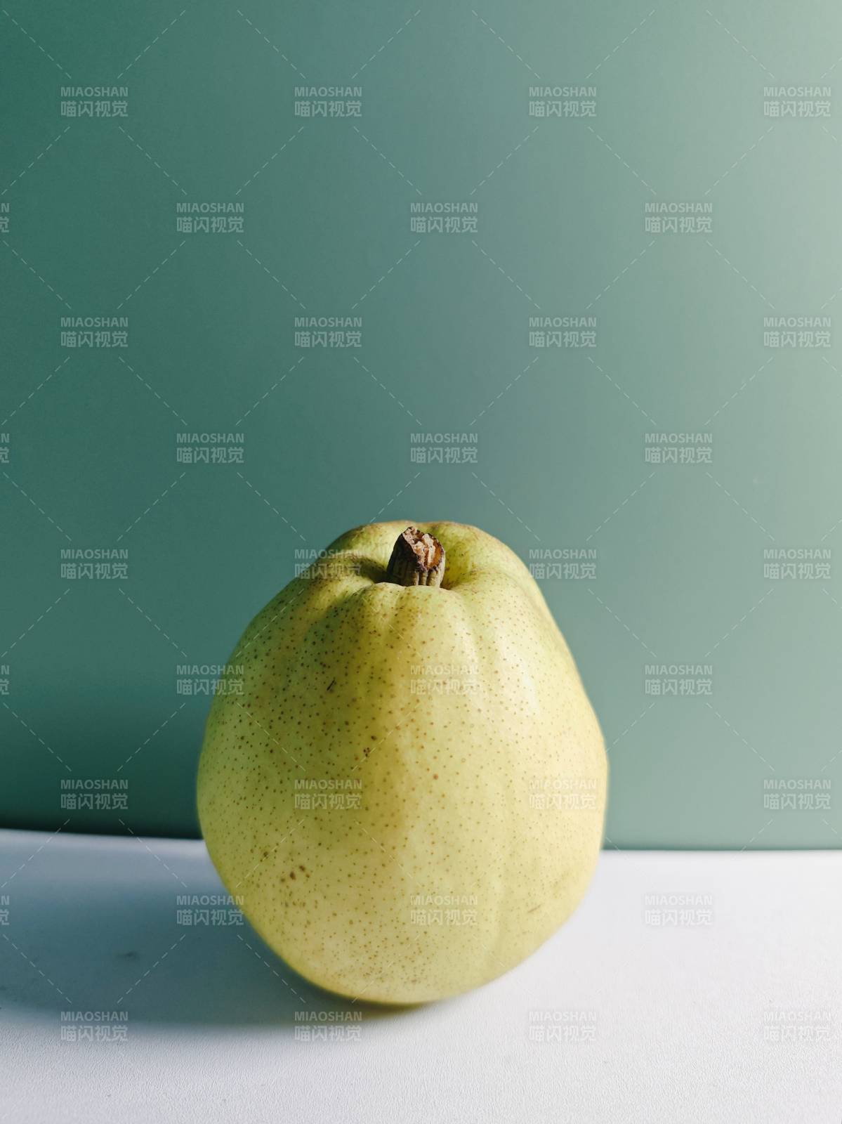 青绿色的梨静置于桌面图片