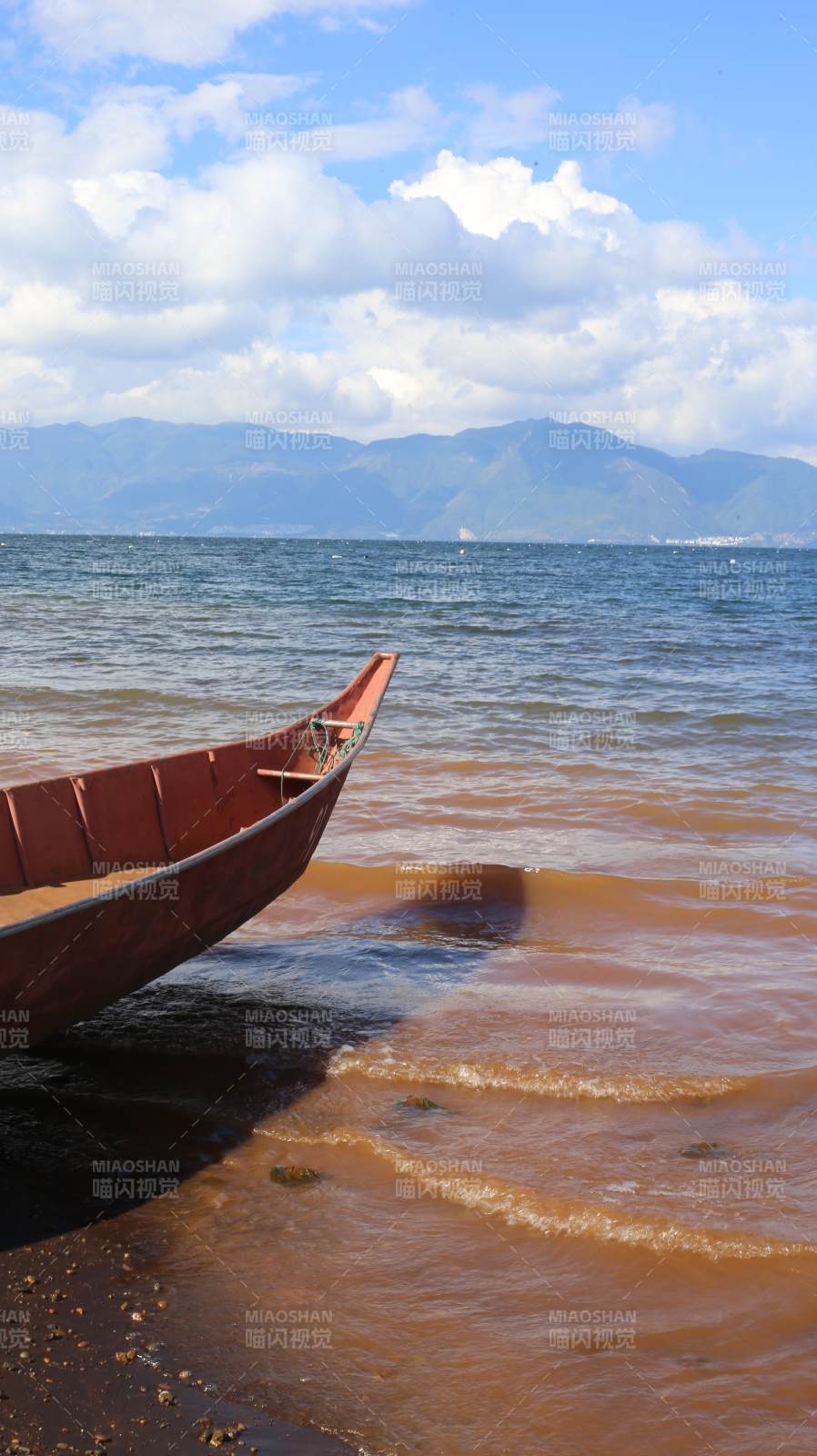 湖畔红舟 远山云影图片