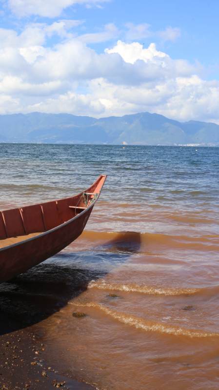 湖畔红舟 远山云影图片