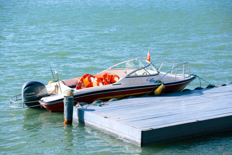 码头旁的救生艇图片