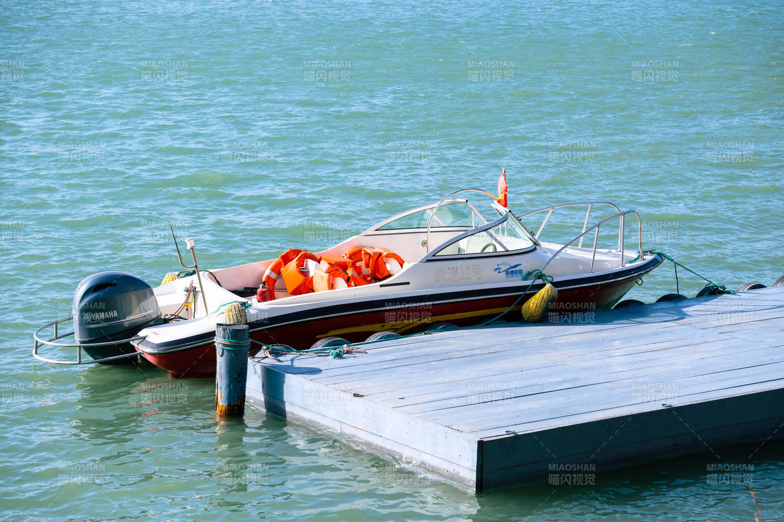 码头旁的救生艇图片