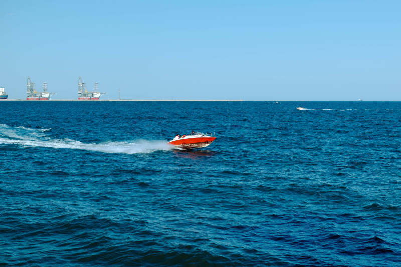 海上疾驰的红色快艇图片
