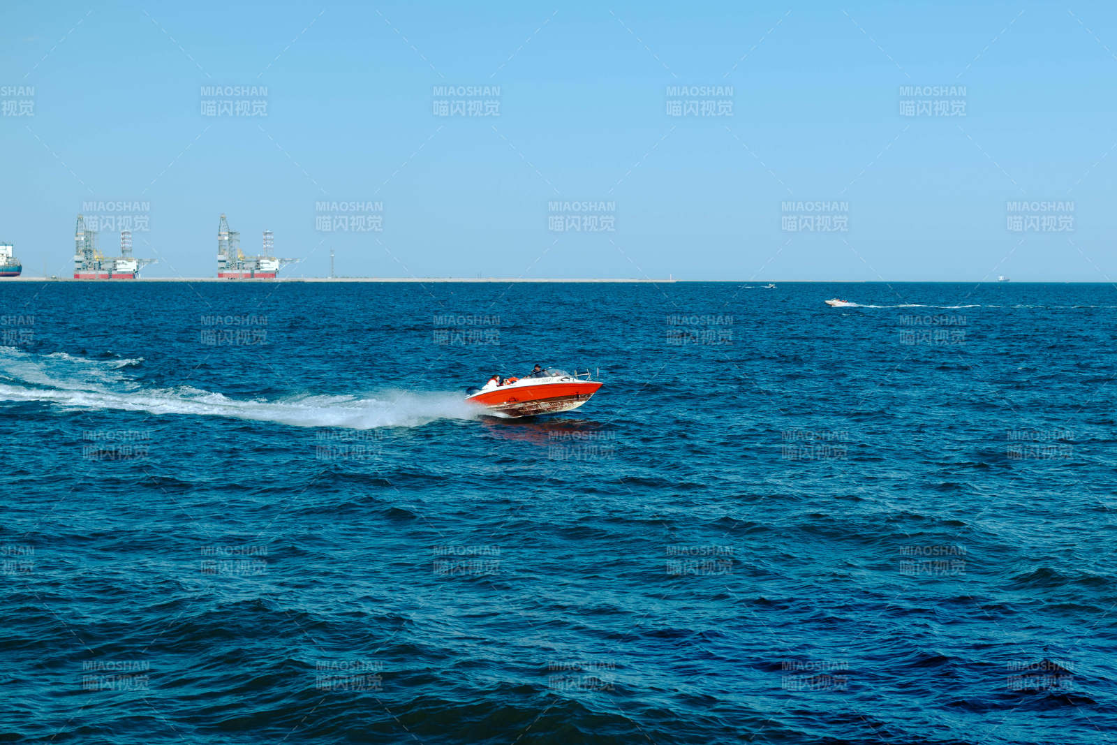 海上疾驰的红色快艇图片