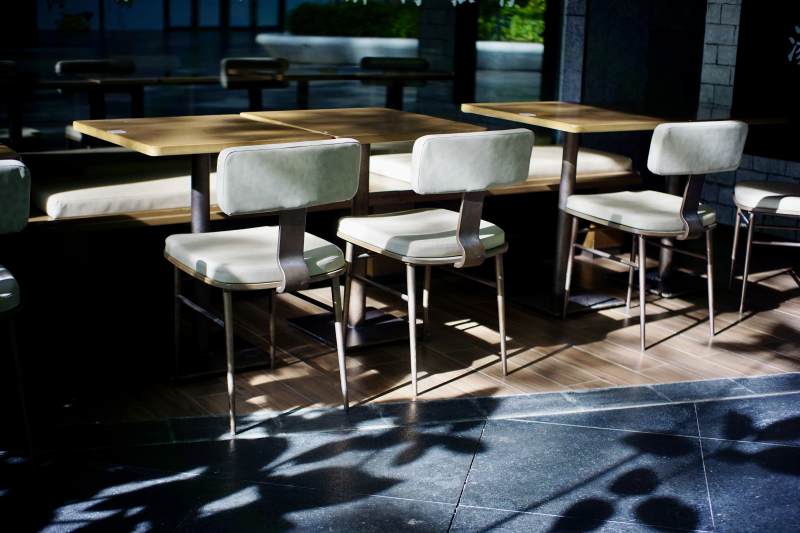 阳光下的空旷餐厅图片