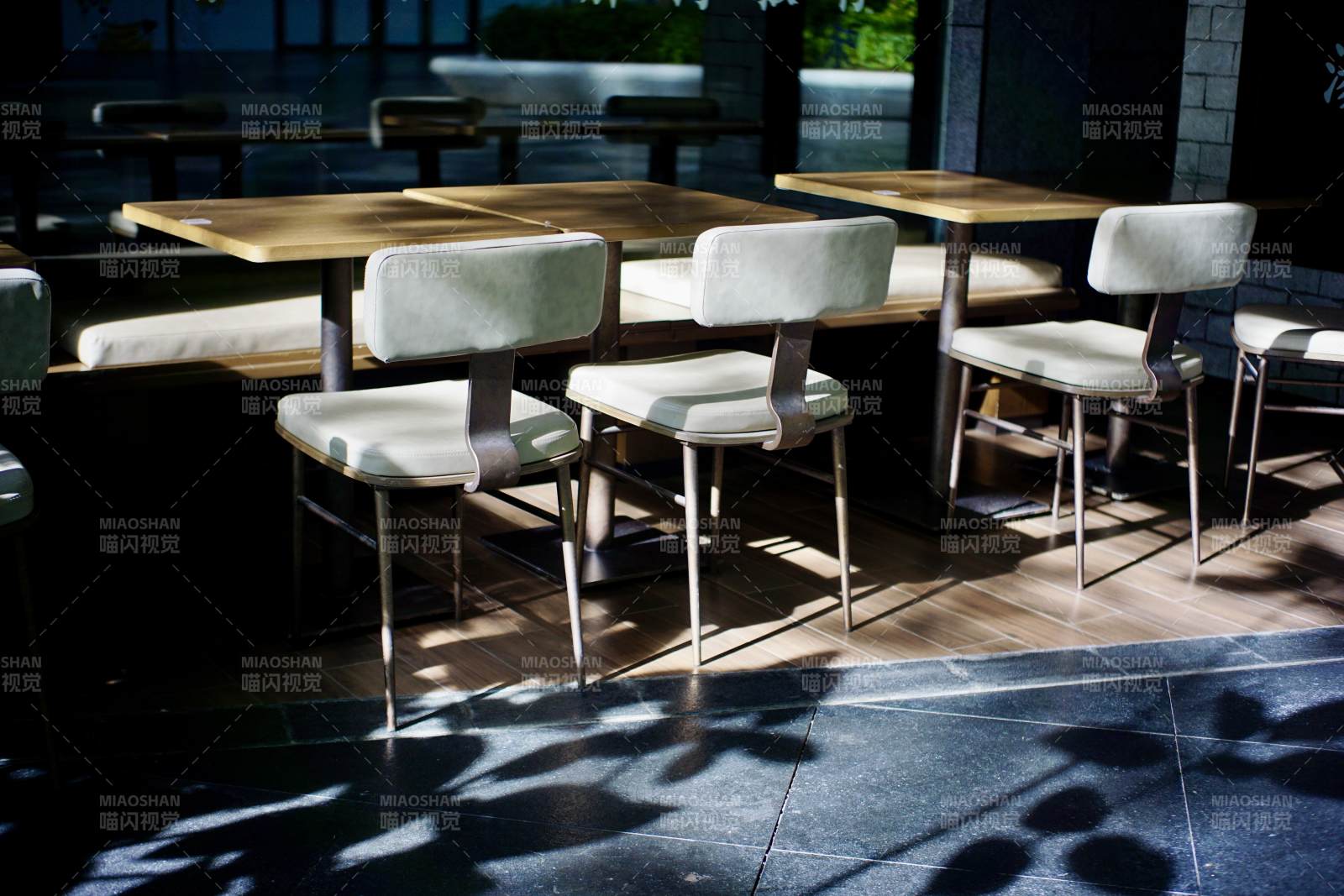 阳光下的空旷餐厅图片