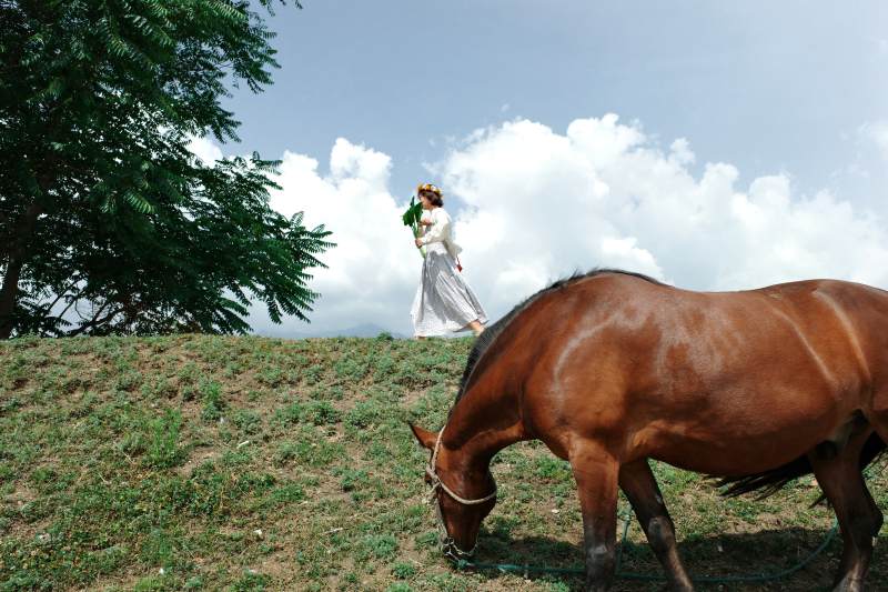 新娘与马共度田园时光图片