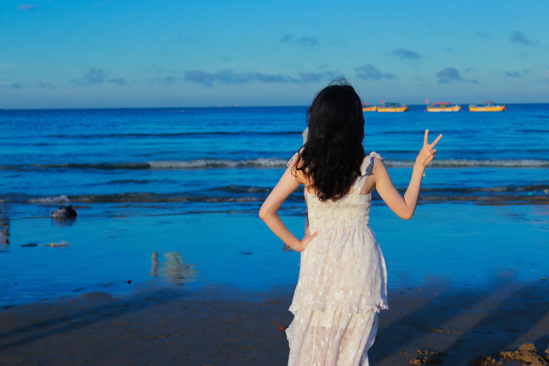 海边女孩的宁静时光图片