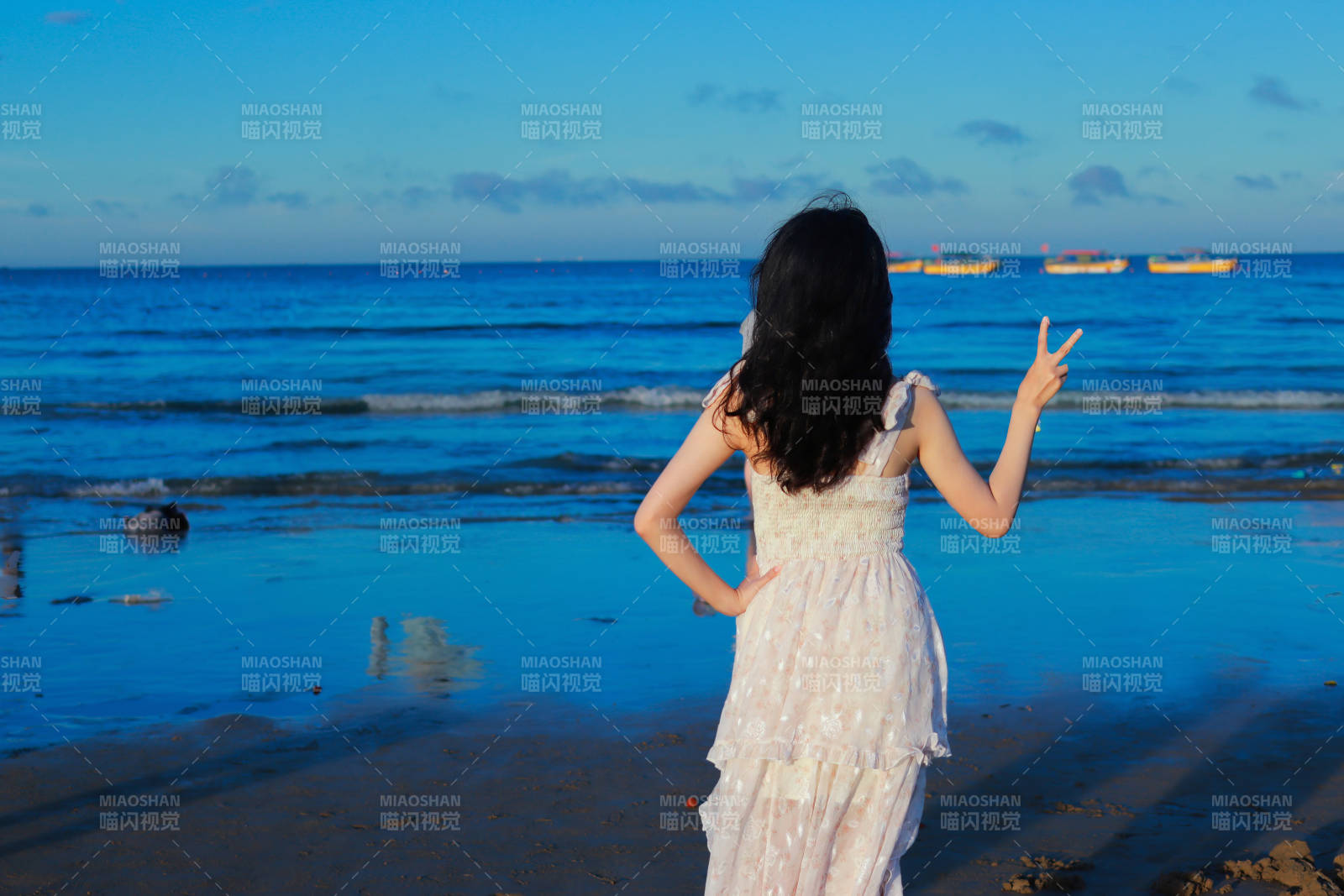 海边女孩的宁静时光图片