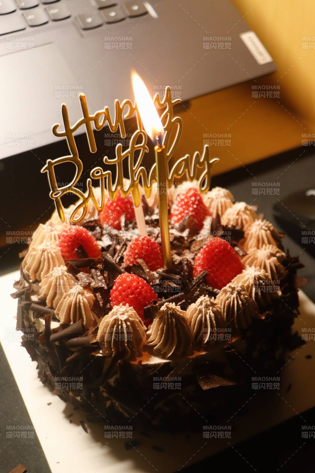 生日蛋糕上的烛光祝福图片
