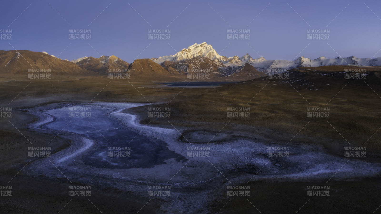 雪山下的静谧湖泊图片