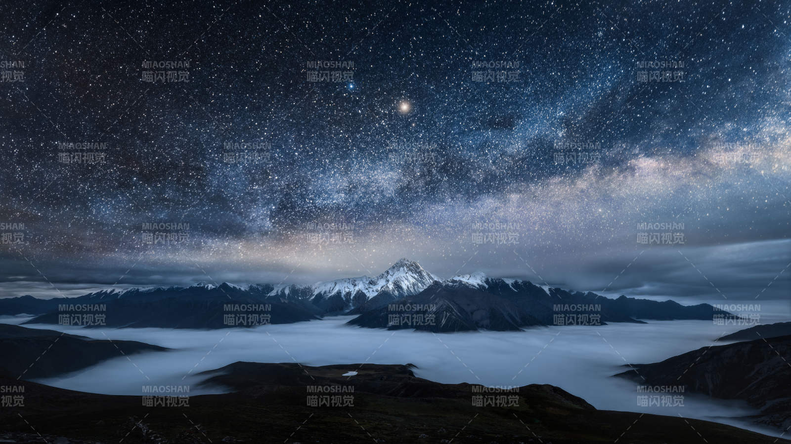 星河璀璨 雪山静谧图片