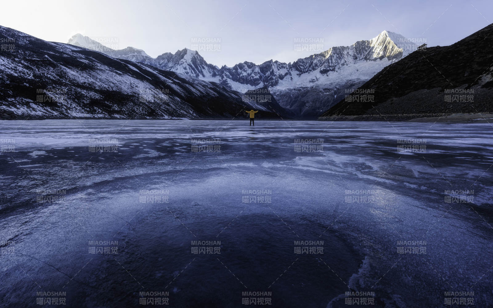 冰湖上的孤独身影图片