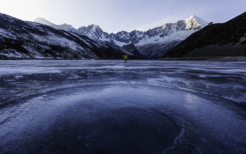 冰湖上的孤独身影图片