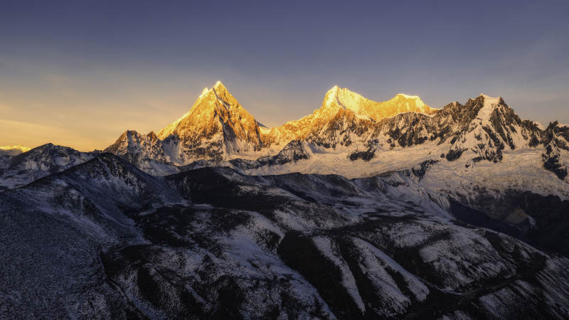雪山晨曦 金光闪耀图片