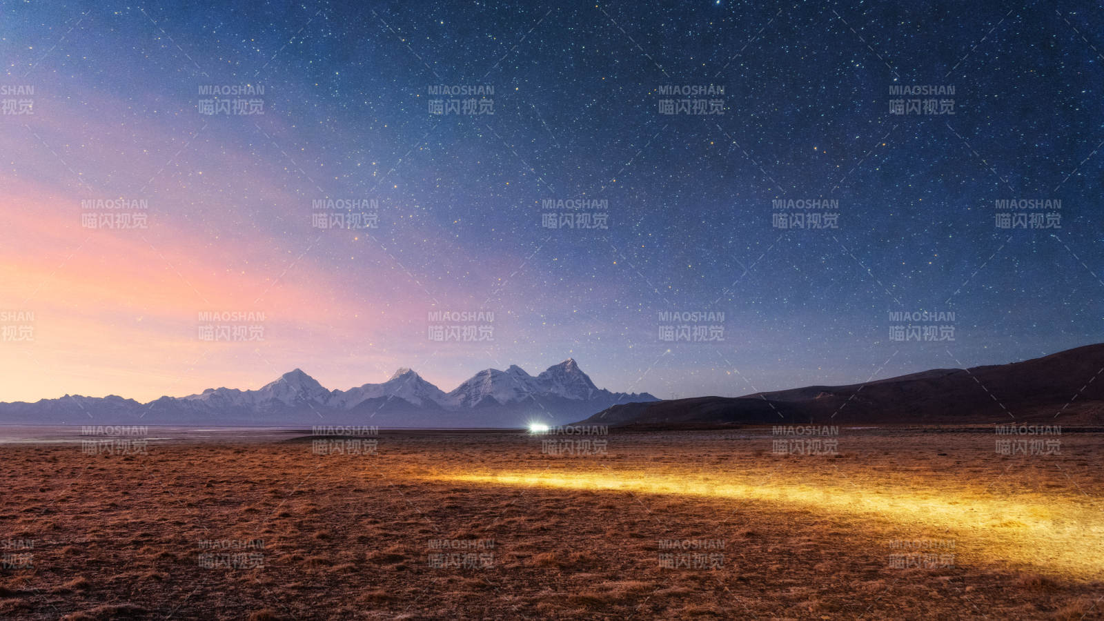 星空下的雪山与沙漠图片