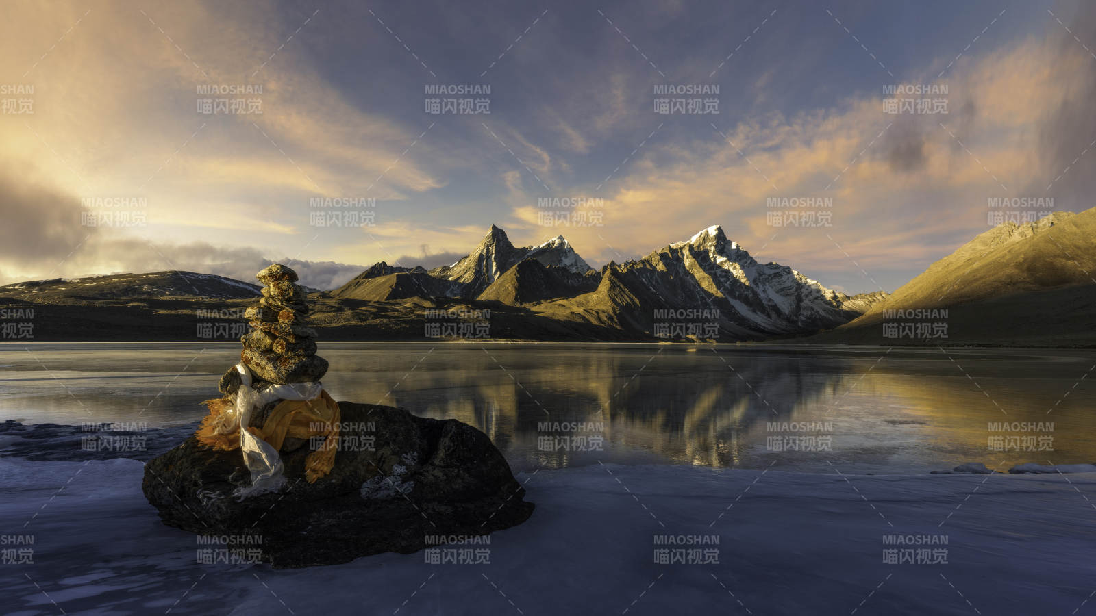 雪山湖畔的宁静时光图片